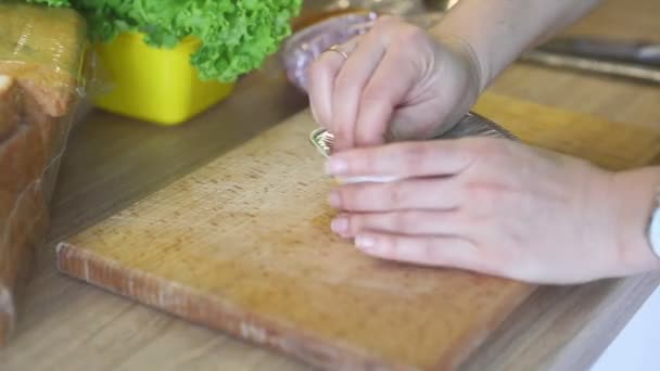 Abertura lata com queijo close-up fazendo sanduíche — Vídeo de Stock