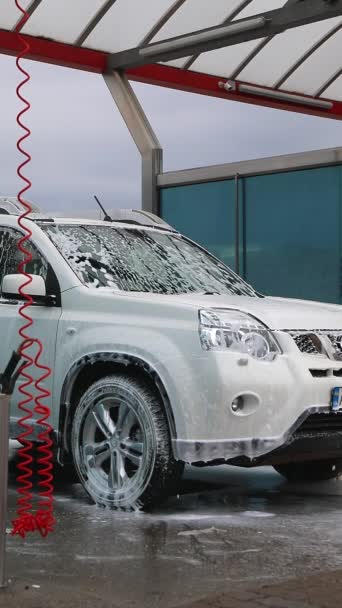 Uomo lavaggio auto con a lavaggio auto ad alta pressione — Video Stock