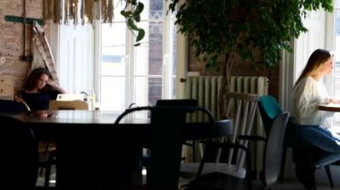 Lviv, Ukrayna - 28 Nisan 2021: Kafe arkadaşlarıyla buluşan kadınlar. Konuşuyor