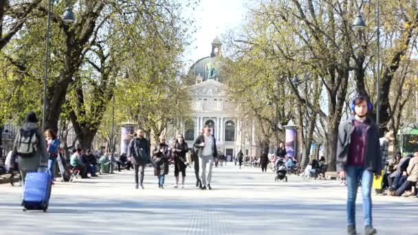 Lviv, Ukraine - 28. April 2021: Touristen spazieren über den Platz im Stadtzentrum. Frühling — Stockvideo