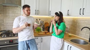 Sabah kahvaltısı yapan çiftler kahve içip sandviç yiyorlar.