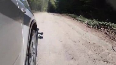 İz üzerindeki SUV arabasının tekerlek manzarası