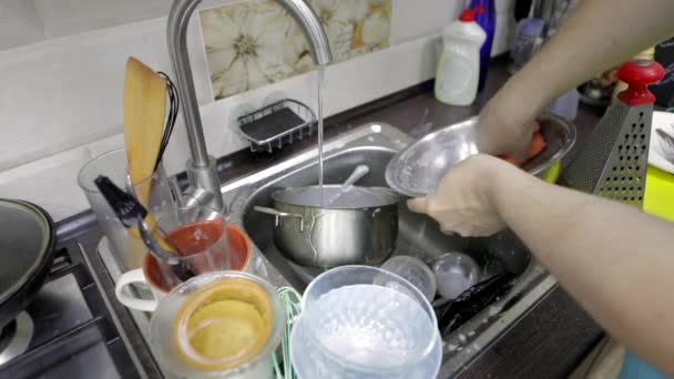 Do washing dishes at the kitchen — Stock Video
