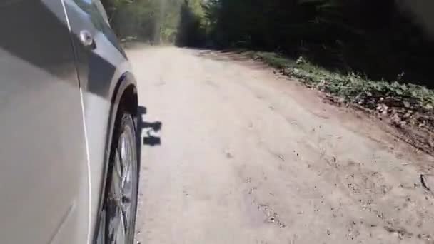 Vista de la rueda del coche todoterreno en la carretera de sendero — Vídeos de Stock