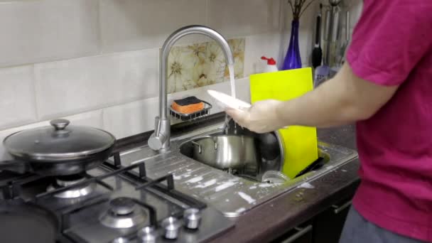 Lavar pratos na cozinha — Vídeo de Stock