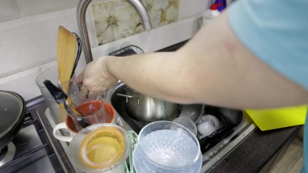 Mencuci piring di dapur — Stok Video