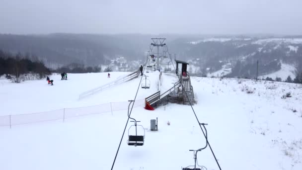 Teleférico no topo da pista de esqui — Vídeo de Stock