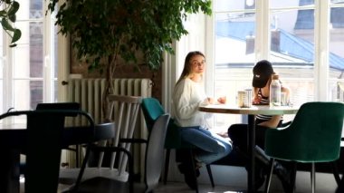 Lviv, Ukrayna - 28 Nisan 2021: Kafe arkadaşlarıyla buluşan kadınlar. Konuşuyor