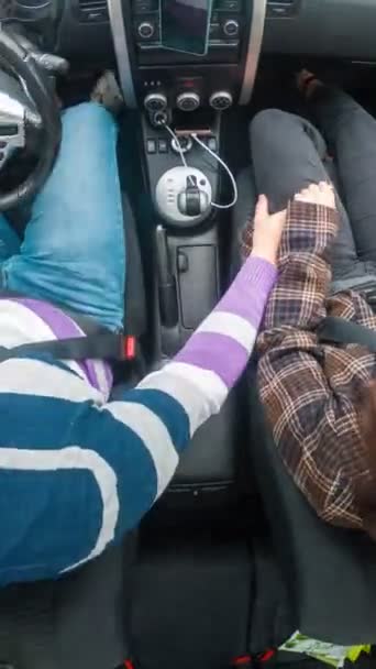 Nad głową widok na parę w jazdy samochodem — Wideo stockowe