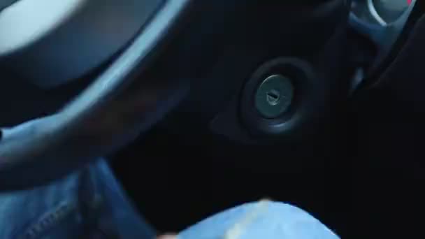 Женщина ручной запуск двигатель автомобиля — стоковое видео