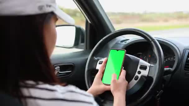 Femme assise dans la voiture en utilisant le téléphone — Video