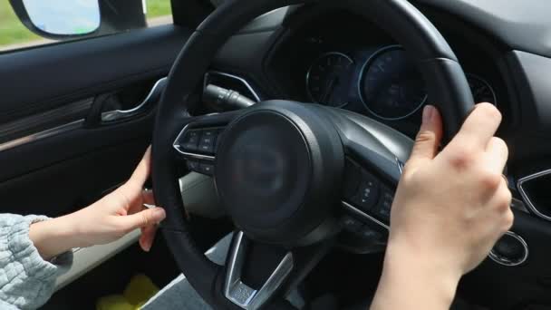 Femme mains voiture de conduite gros plan — Video