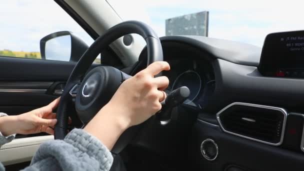 Frau übergibt Auto aus nächster Nähe — Stockvideo
