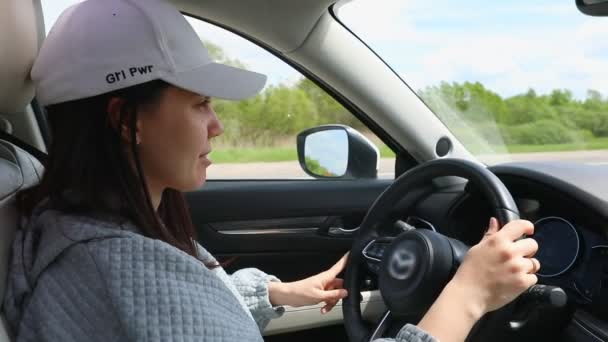 Χαμογελαστή όμορφη γυναίκα οδήγηση αυτοκινήτου αργή κίνηση — Αρχείο Βίντεο