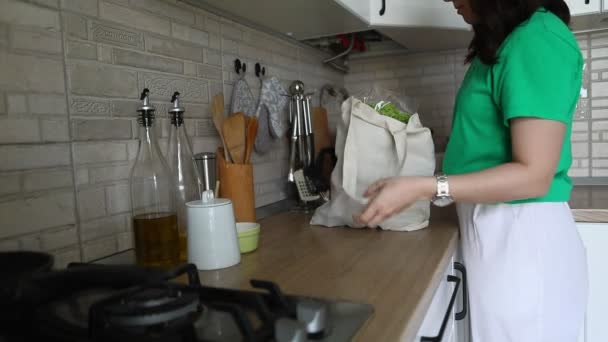 Mujer sacar productos de la bolsa después de las compras de comestibles — Vídeos de Stock