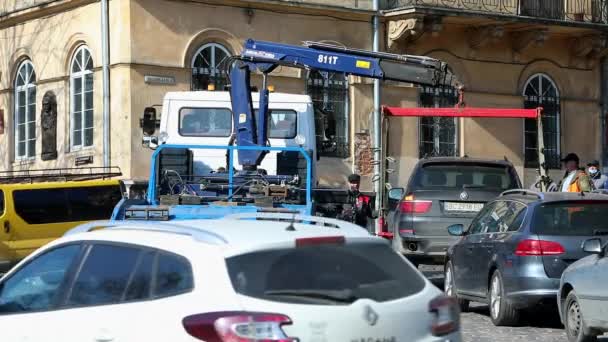 Lviv, Ucraina - 28 aprile 2021: auto evacuazione multa per parcheggio sbagliato — Video Stock