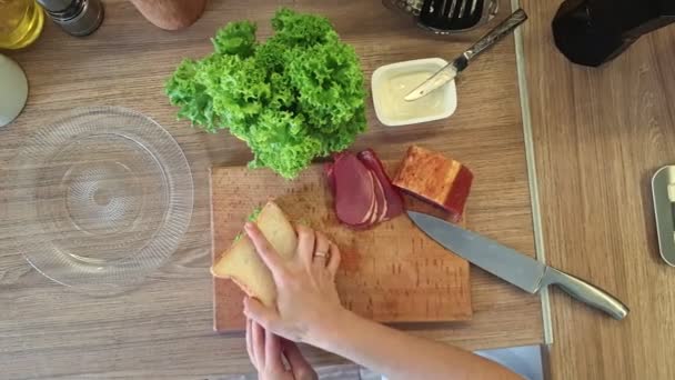 Mulher cozinhar sanduíche na cozinha vista superior — Vídeo de Stock