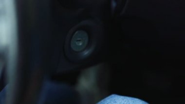 Kadın el arabası motoru.