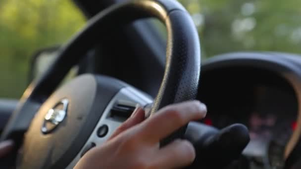 Femme main voiture au coucher du soleil — Video