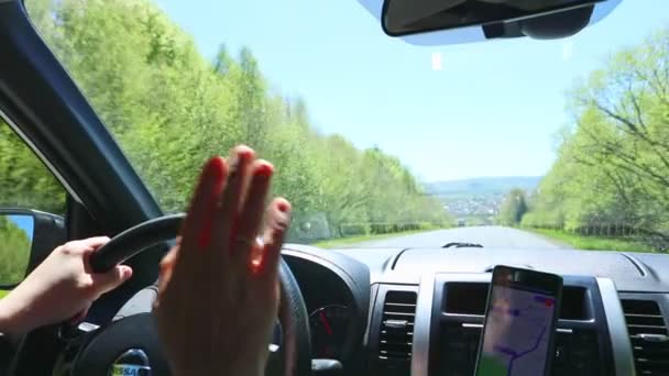 Lwów, Ukraina - 10 maja 2021 r.: man hand steering car slow motion road trip — Wideo stockowe