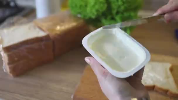 Rendendo sandwich formaggio strega da vicino — Video Stock