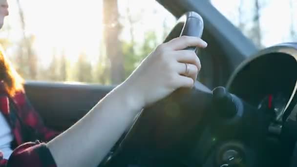 Femme main voiture au coucher du soleil — Video