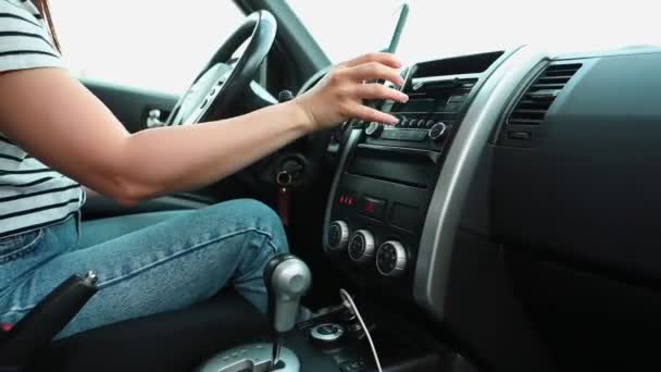 Mujer en coche usando el teléfono como navegación — Vídeos de Stock