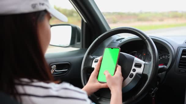 Femme assise dans la voiture en utilisant le téléphone — Video