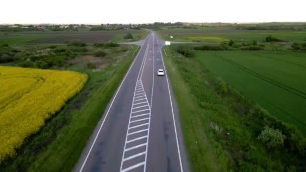 Monitoraggio della vista aerea dopo auto suv in movimento da superstrada al tramonto — Video Stock