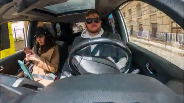 Couple dans la voiture time lapse ride — Video