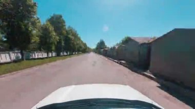 Lviv, Ukrayna - 25 Mayıs 2021: Şehir sokağından geçen zaman aşımlı araba