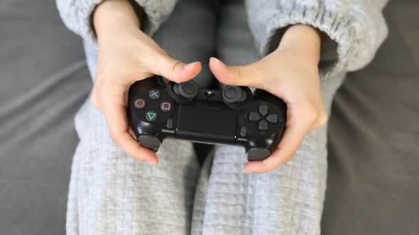 Controlador de vídeo game em mãos de mulher — Vídeo de Stock