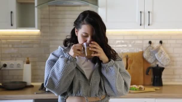 Портрет жінки, що п'є ранкову каву — стокове відео