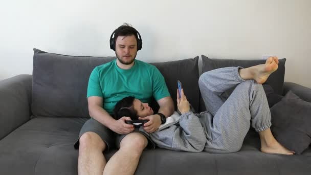 Paar samen spelen video games zitten op de bank — Stockvideo