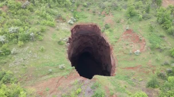 Gran agujero en el colapso de la mina terrestre — Vídeos de Stock