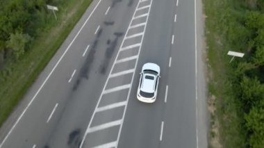 Hava görüntüsü gün batımında yarış pistinde giden arazi aracını takip ediyor.