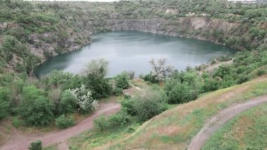 Mavi suyla taşan taş ocağı gölü manzarası