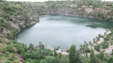 Mavi suyla taşan taş ocağı gölü manzarası