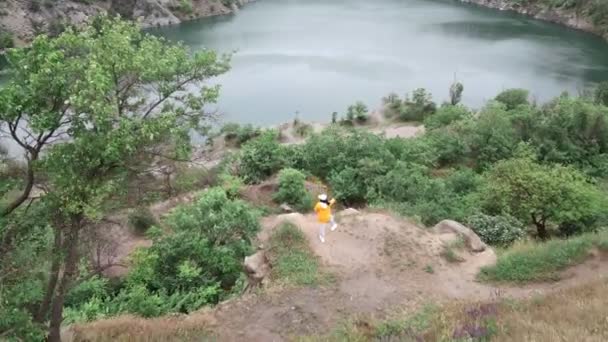 Nainen patikoija nauttii näkymä vanha tulvii kaivos — kuvapankkivideo