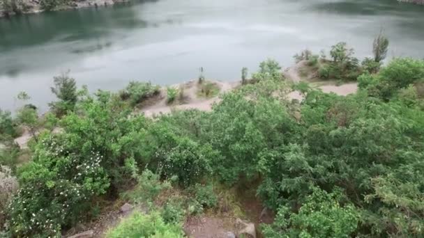 Mujer excursionista disfrutando de la vista de la vieja mina inundada — Vídeos de Stock