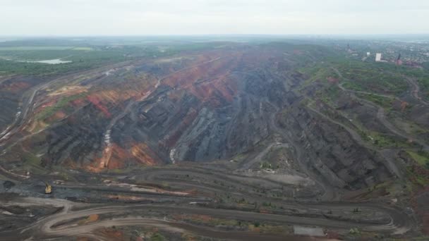 석탄 채석장의 공중에서 본 대규모 산업 오염 — 비디오