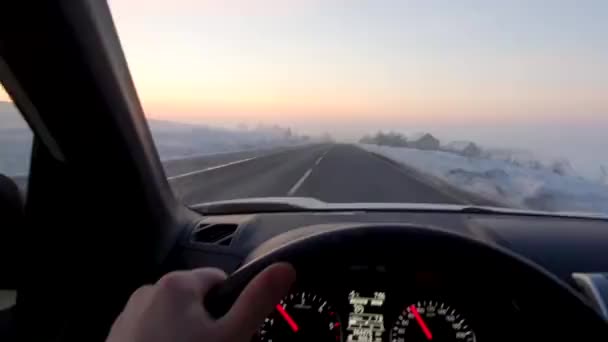 Guida auto da strada nebbiosa al sorgere del sole con cattiva visione — Video Stock
