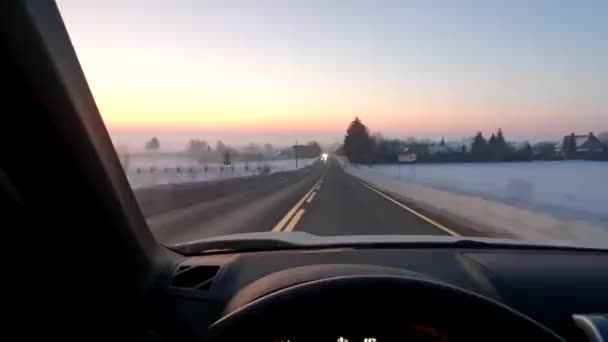 日出时分，在雾蒙蒙的路上开车，视力很差 — 图库视频影像
