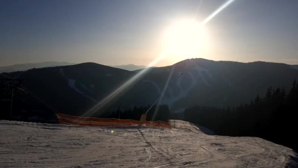 Time lapse del tramonto sulle montagne sopra la stazione sciistica — Video Stock