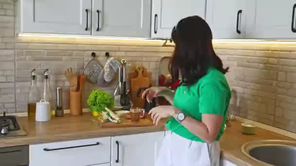 Frau trinkt Morgenkaffee essen Sandwich und checkt Nachrichten am Telefon — Stockvideo