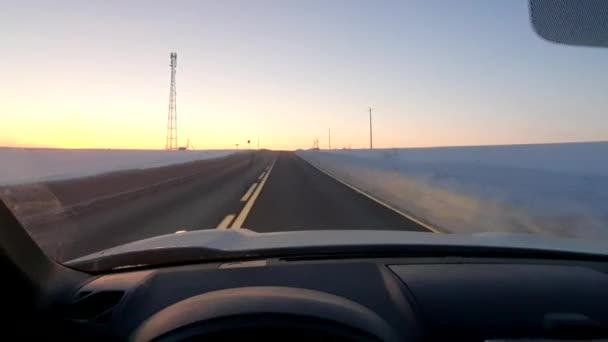 Ridning bil vid dimmig väg på soluppgång med dålig sikt — Stockvideo