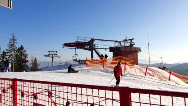 Vista de teleférico na estância de esqui — Vídeo de Stock