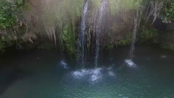 Top view of small waterfall with blue lake — Stock Video