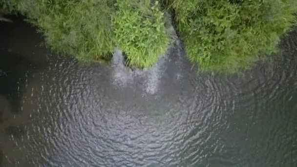 Blick von oben auf den Kaskadenwasserfall — Stockvideo