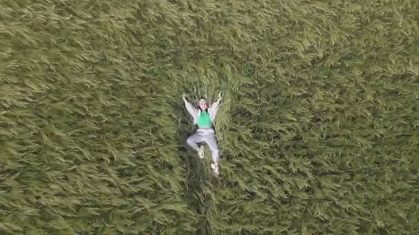 Vue aérienne du dessus de la femme allongée dans le blé — Video